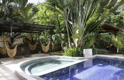 Barrio Ricos y Famosos Haus | Heart of Jaco- Luxury Villa with Pool