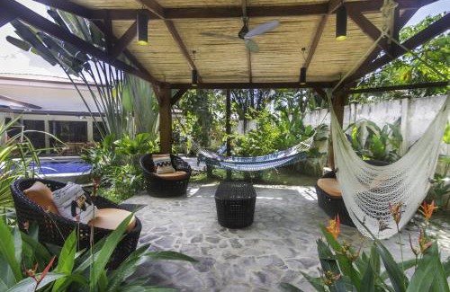 Barrio Ricos y Famosos Haus | Heart of Jaco- Luxury Villa with Pool