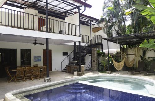 Barrio Ricos y Famosos Haus | Heart of Jaco- Luxury Villa with Pool