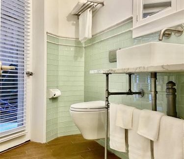 Mount Pleasant Wohnung | Heart of Mount Pleasant - with parking