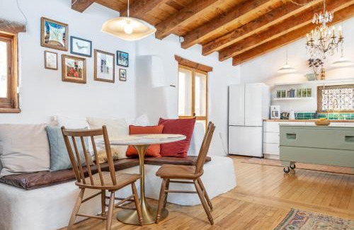 West Manhattan Haus | Heart of Santa Fe - Adorable Hideaway - King and Queen - Walk to Everything - Fireplace - AC