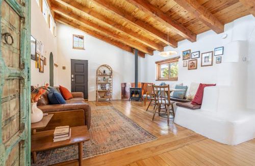 West Manhattan Haus | Heart of Santa Fe - Adorable Hideaway - King and Queen - Walk to Everything - Fireplace - AC
