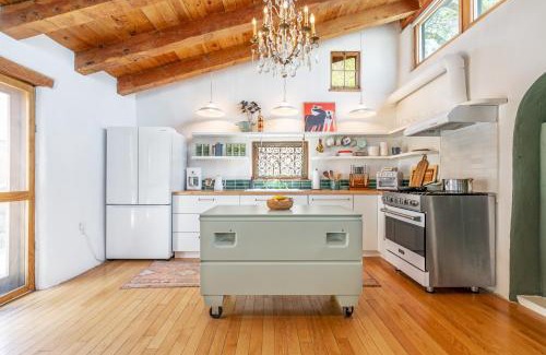 West Manhattan Haus | Heart of Santa Fe - Adorable Hideaway - King and Queen - Walk to Everything - Fireplace - AC