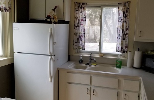 Cuyahoga Falls Haus | Heart of the Falls! Cozy for 2, Spacious for 8, Close to everything!