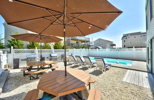 Ship Bottom Haus | Beheizter Pool im Erdgeschoss, 3. vom Strand mit herrlichem Blick auf den Strand, neu und modern