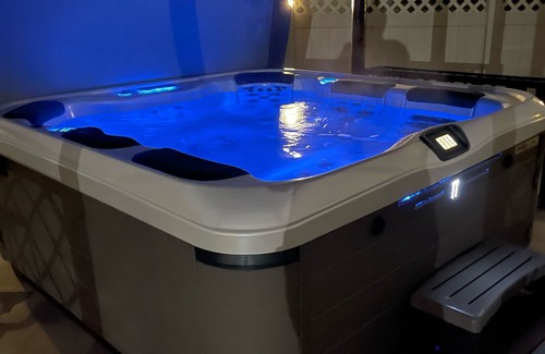 West Jordan Haus | Heated outdoor pool open April 9. Hot tub, stunning view, 5 star, clean, quiet