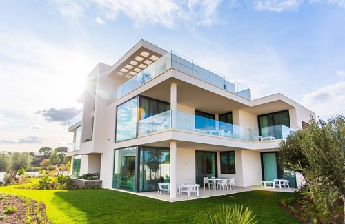 Vila Nova De Cacela Wohnung | Heated pool, lush gardens, and air conditioning at Monte Rei.