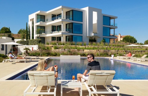 Vila Nova De Cacela Wohnung | Heated pool, lush gardens, and air conditioning at Monte Rei.