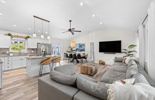 River District Haus | Heated Pool, Arcade, 2 Kings, 75 Tv, Near Ami-img