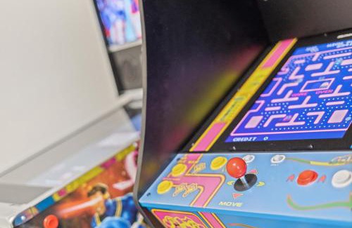 River District Haus | Heated Pool, Arcade, 2 Kings, 75 Tv, Near Ami-img