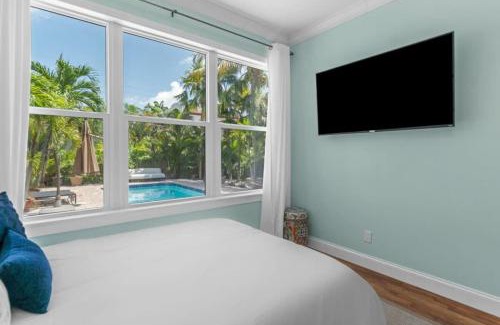 Northwood Shores Haus | Heated Pool, Beach, Miramar Villa by RoveTravel