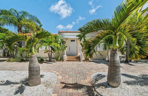 Northwood Shores Haus | Heated Pool, Beach, Miramar Villa by RoveTravel