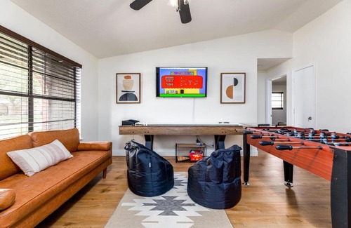 Interchange Square Haus | Heated Pool, Game Room & 4Bdrm - Bay Bungalow