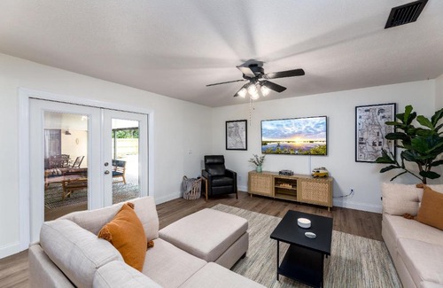 Interchange Square Haus | Heated Pool, Game Room & 4Bdrm - Bay Bungalow