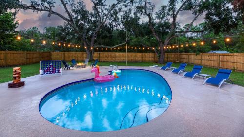 Interchange Square Haus | Heated Pool, Game Room & 4Bdrm - Bay Bungalow