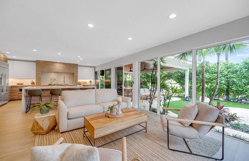 Poinsettia Heights Haus | Heated pool / Lush Tropical Surrounding / Castaway Key / RESlDENCES