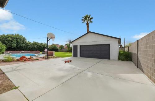 Las Vegas Haus | Heated Pool Modern Ranch Villa 10 Min to Strip
