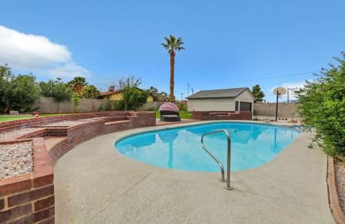 Las Vegas Haus | Heated Pool Modern Ranch Villa 10 Min to Strip