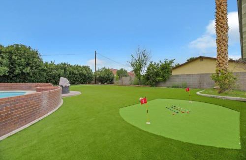 Las Vegas Haus | Heated Pool Modern Ranch Villa 10 Min to Strip