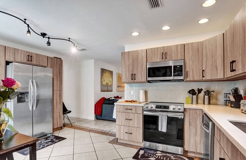 Sunset Villa | Heated Pool~Stellar stay in 7BD villa~Playground