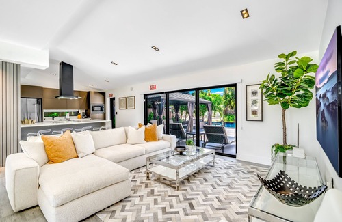 Riverside Park Haus | Heated Pool! Waterfront+Kayak! Close 2 Beach!