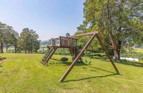 Dunlap Haus | Heaven’s View Lodge, Pool, Pet Friendly