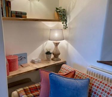 Atworth Haus | HEBE COTTAGE - Idyllic and homely with attention to detail