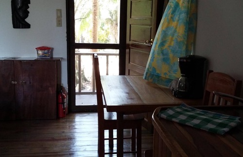 Unitedville Kabine | Heliconia ist eine Studio-Hütte für Selbstversorger mit privatem Balkon mit Blick auf den Dschungel