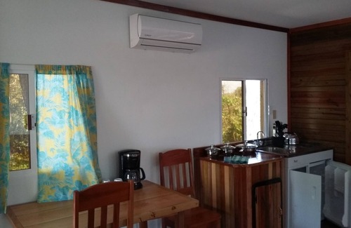Unitedville Kabine | Heliconia ist eine Studio-Hütte für Selbstversorger mit privatem Balkon mit Blick auf den Dschungel