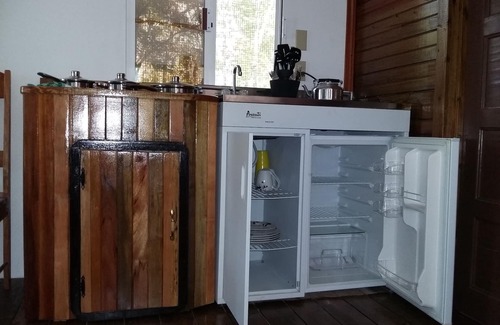 Unitedville Kabine | Heliconia ist eine Studio-Hütte für Selbstversorger mit privatem Balkon mit Blick auf den Dschungel