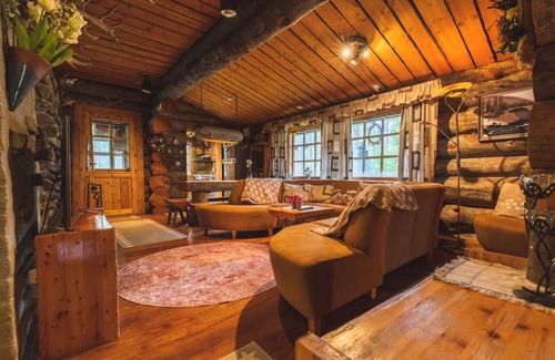 Sirkka Kabine | Hellevi Log Cabin by Aavalevi Holidays