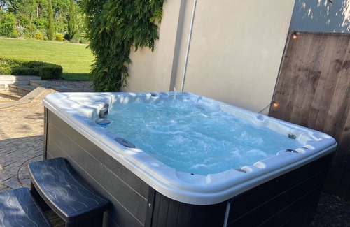 Horton Haus | Hen Doo’s and Families *Jacuzzi * BBQ *Parking* Pool Table * Games room