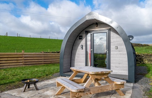 Underbarrow Kabine | Hen House - Family-friendly glamping pod on a working farm