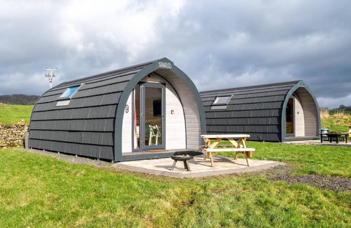 Underbarrow Kabine | Hen House - Family-friendly glamping pod on a working farm