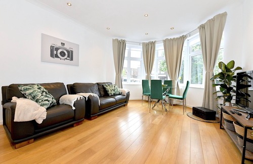 Finchley Church End Wohnung | Hendon Escape- 2 bedroom, 3 Beds with en-suite Bath. Near Wembley Stadium