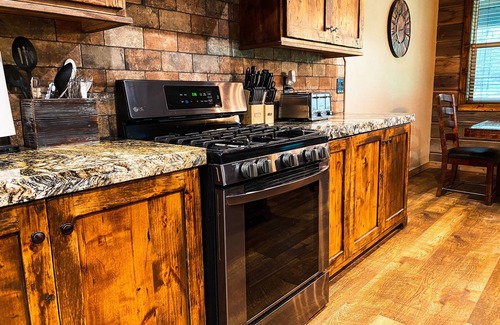 Last Chance Kabine | Henry's Rustic Retreat - Walk to Henry's Outlet - 20 mins to West Yellowstone!