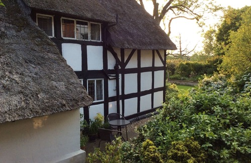 Alcester Wohnung | Reiher-Ansicht-Flussufer-Rückzug in ruhigem ländlichem Hamlet nahe römischer Stadt, Alcester