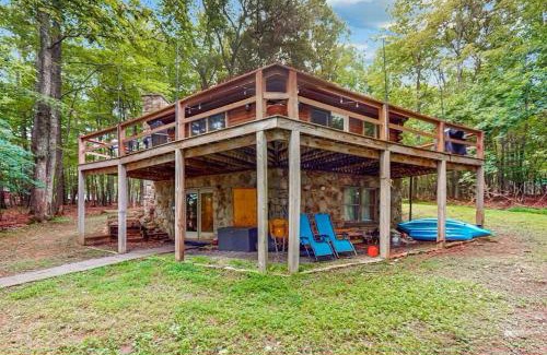 Swanton Haus | Hexagonal log cabin in woods