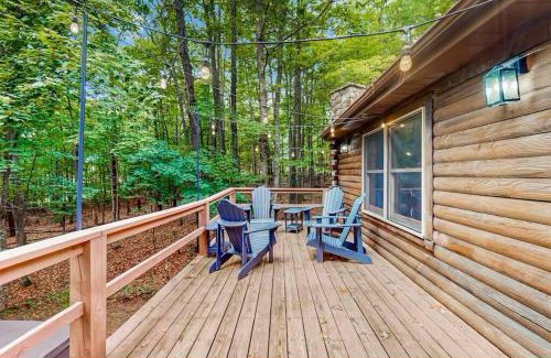 Swanton Haus | Hexagonal log cabin in woods