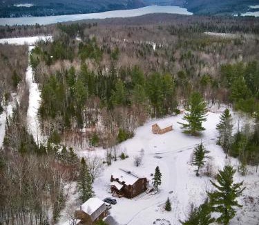 Barton Haus | HGTV Log Cabin near Lake Willoughby, Burke, Jaypeak ang Kingdom Trails