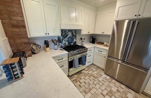 Laurel Haus | HGTV's Hometown house -Southern Charm 3- only 6 minutes to downtown Laurel!