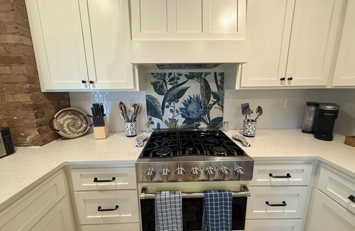 Laurel Haus | HGTV's Hometown house -Southern Charm 3- only 6 minutes to downtown Laurel!