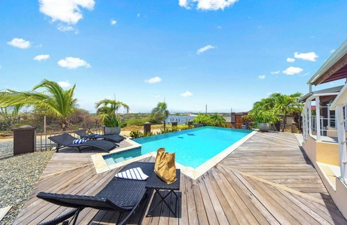 Boegoeroei Haus | HH-SLEEPS 12, PRIVATE UNITS, INFINITY POOL, BBQ, HOT TUB AND AMAZING VIEWS