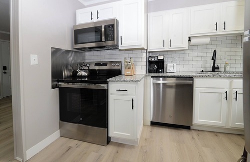 Columbus Haus | Hiawatha Hideaway - Darling 2 BR w/Private Backyard