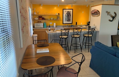 Flagler Beach Hütte | Hibiscus in den Casas de la Playa Central - Im Herzen von Flagler Beach!