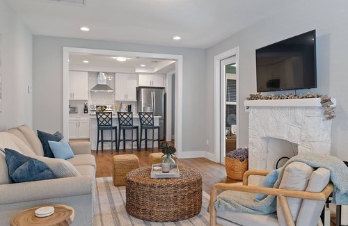 Parrot Cove Haus | Hibiscus House 2/2 walking distance to the beach and Lake Ave