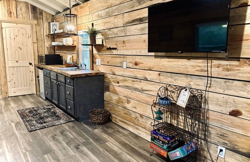 Cedar Bluff Kabine | Hickory Cabin @ Little River Hideout - Cozy tiny home right on Little River