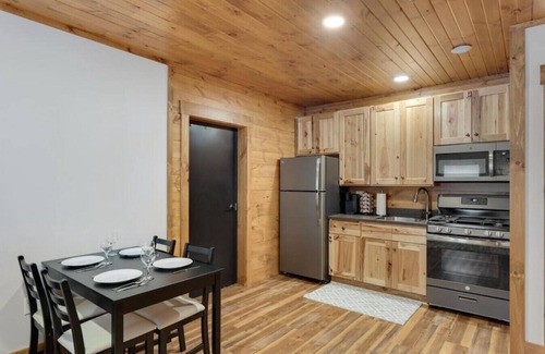 Berlin Wohnung | Hickory Suite · Romantic Getaway on Main Street - Hickory Suite