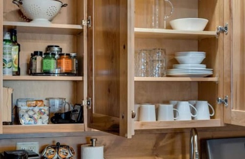 Berlin Wohnung | Hickory Suite · Romantic Getaway on Main Street - Hickory Suite