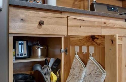 Berlin Wohnung | Hickory Suite · Romantic Getaway on Main Street - Hickory Suite